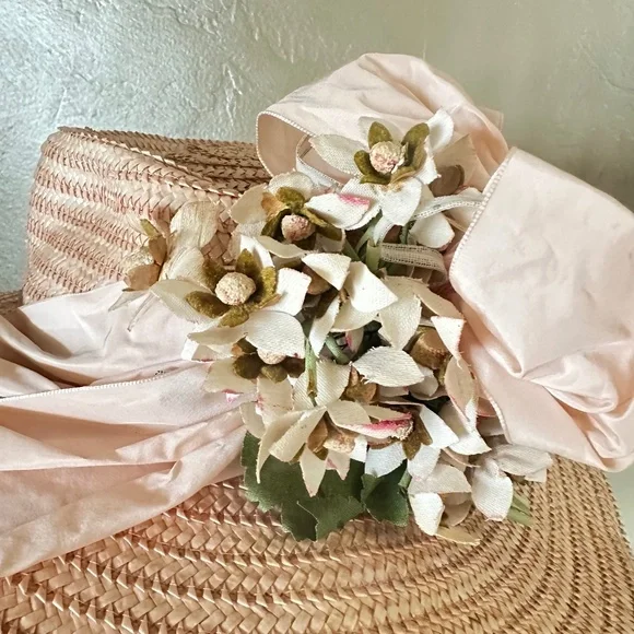 DELIGHTFUL 1960s' IVORY/PEACH STRAW FEDORA + FABRIC FLOWERS & TAFFETA BANDS